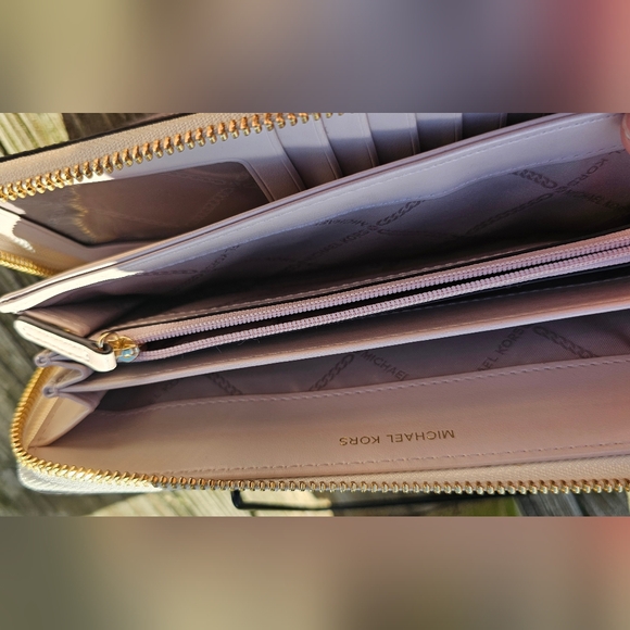 Nwot Michael Kors Jet Set Travel Continental in Vanilla Multi - Picture 6 of 7